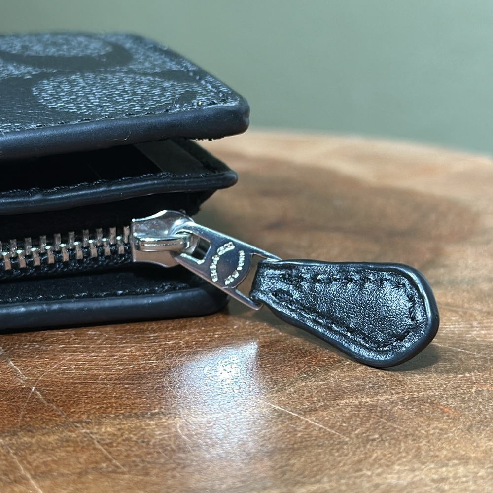 *LIKE NEW* COACH Signature Medium Corner Zip Wallet - Picture 5 of 15